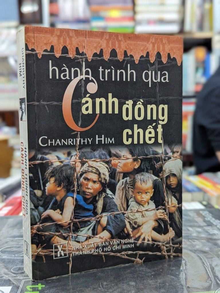 Trang sách Hành trình qua cánh đồng chết với dòng chữ When broken glass floats